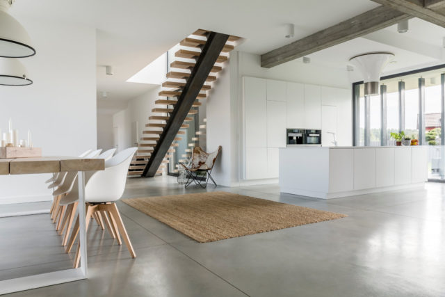Appartement ouvert avec un escalier, une cuisine et la salle à manger - Architecture d'intérieur à Annecy et en Haute-Savoie (ArchiBienPensé)