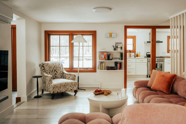 Photo d'un intérieur chaleureux avec le salon et la cuisine en fond - ArchiBienPensé, architecte d'intérieur à Annecy et en Haut-Savoie